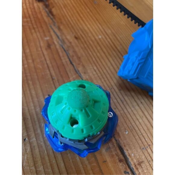 BEYBLADE BURST HASBRO OGRE COLLECTIBLE TOY WITH RANDOM LAUNCHER - Picture 4 of 4